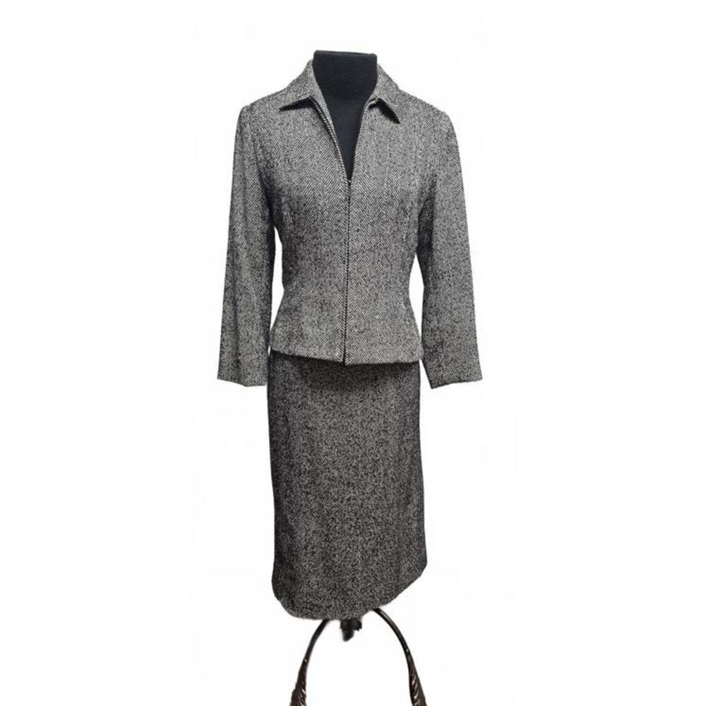 Classic Women's Tweed Skirt Suit - Timeless Elegance